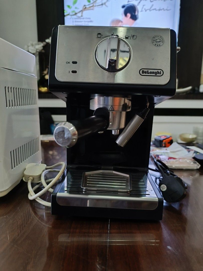 Coffee Machine & Bread maker (Category: Coffee Machines & Makers) located in Singapore. Submitted by zee0313 (Listing ID 1255247872, Image 2). Description: Selling as combo at $100 Coffee Machine only $100 Bread Maker only $20.