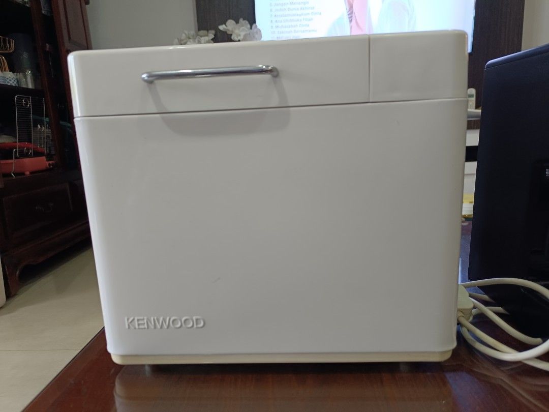 Coffee Machine & Bread maker (Category: Coffee Machines & Makers) located in Singapore. Submitted by zee0313 (Listing ID 1255247872, Image 3). Description: Selling as combo at $100 Coffee Machine only $100 Bread Maker only $20.