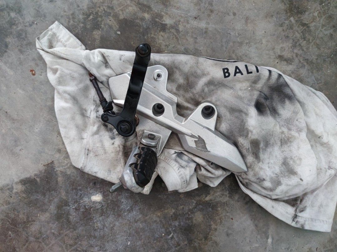 Footrest set (clutch side only) GPX demon 150gr, Motorbikes on Carousell