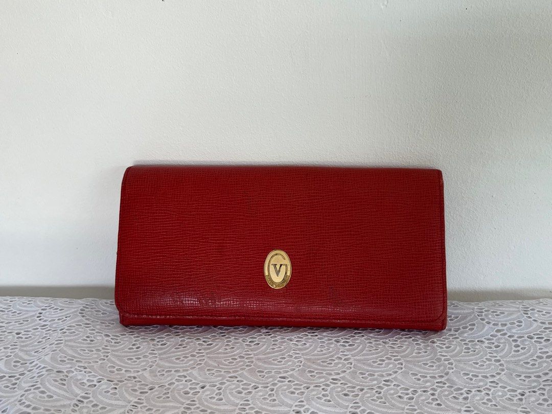 Gianni Valentino Wallet (Category: Luxury Bags & Wallets) located in Bustos. Submitted by prince_and_sophie (Listing ID 1255231895, Image 1). Description: Gianni Valentino Wallet Kiss lock .