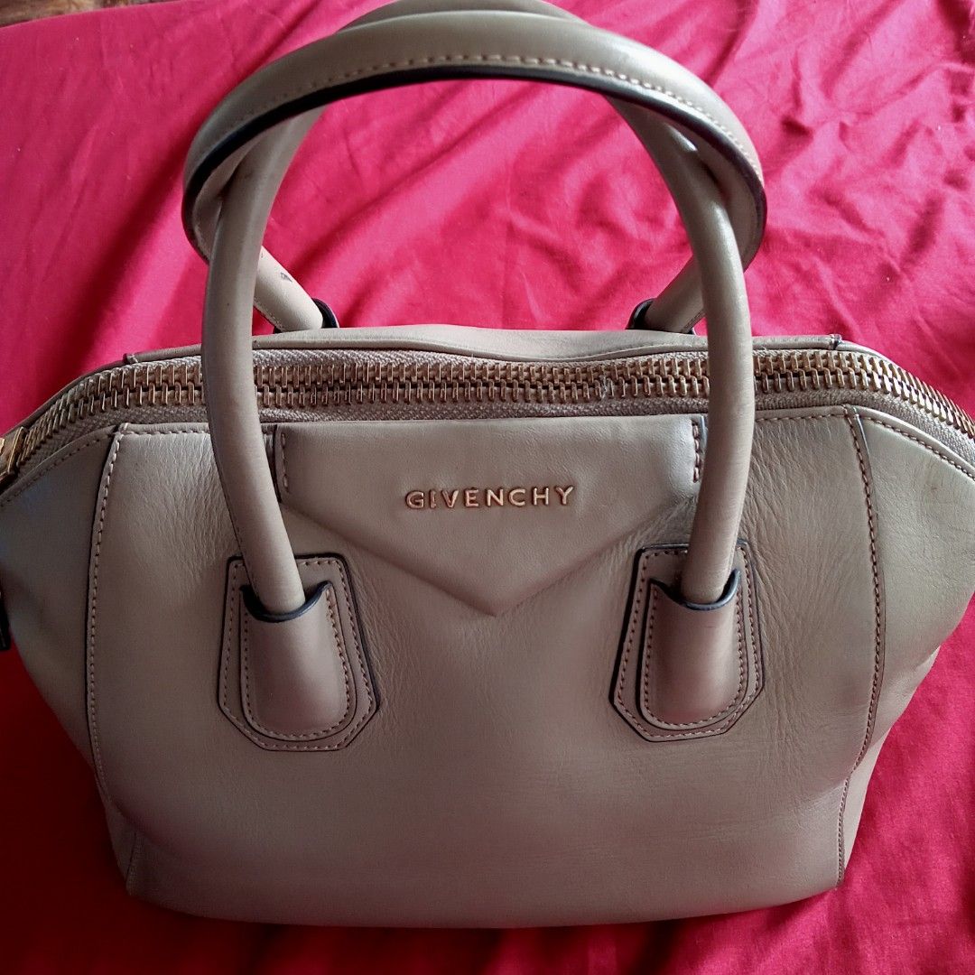 Givenchy Antigona Medium Grey (Category: Luxury Bags & Wallets) located in Malabon City. Submitted by samscloset.3 (Listing ID 1255239805, Image 3). Description: ✨Original ✨Money back guaranteed 👉Bag only 👉Strap not available 👉provided dust bag only.