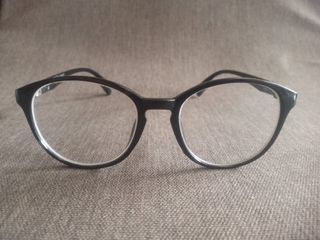 Hitam, Kacamata wanita