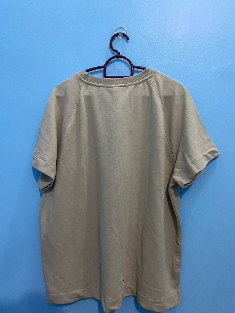 H&M basic tee (Category: Tshirts & Polo Shirts) located in Marang. Submitted by wonadooo (Listing ID 1255329754, Image 2). Description: H&M Basic Tee Pit - 24.5 Labuh -26 Condition -9/10 cun cun cinaa.