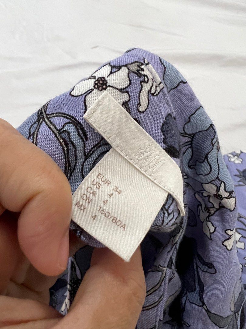 H&M Top Floral Small (Category: Blouses) located in Quezon City. Submitted by wantstodeclutter (Listing ID 1255219824, Image 3). Description: Used 3 times Nice in actual Rfs: doesn’t fit.