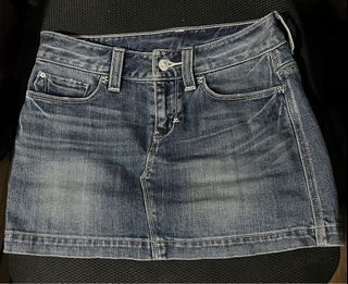 Levi’s Mini Skirt (mid waist