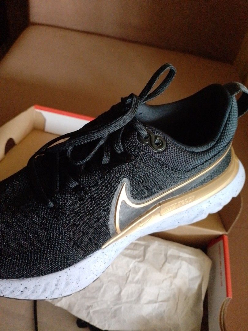Nike gold and black discount womens shoes