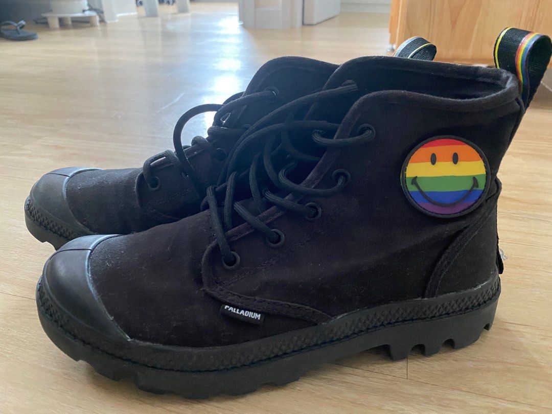 Palladium boots smiley top face