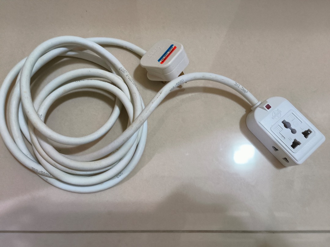 Power outlet extender with 3 plugs, Computers & Tech, Parts ...