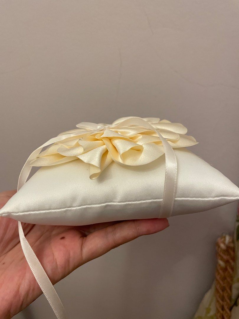Gold ring top pillow