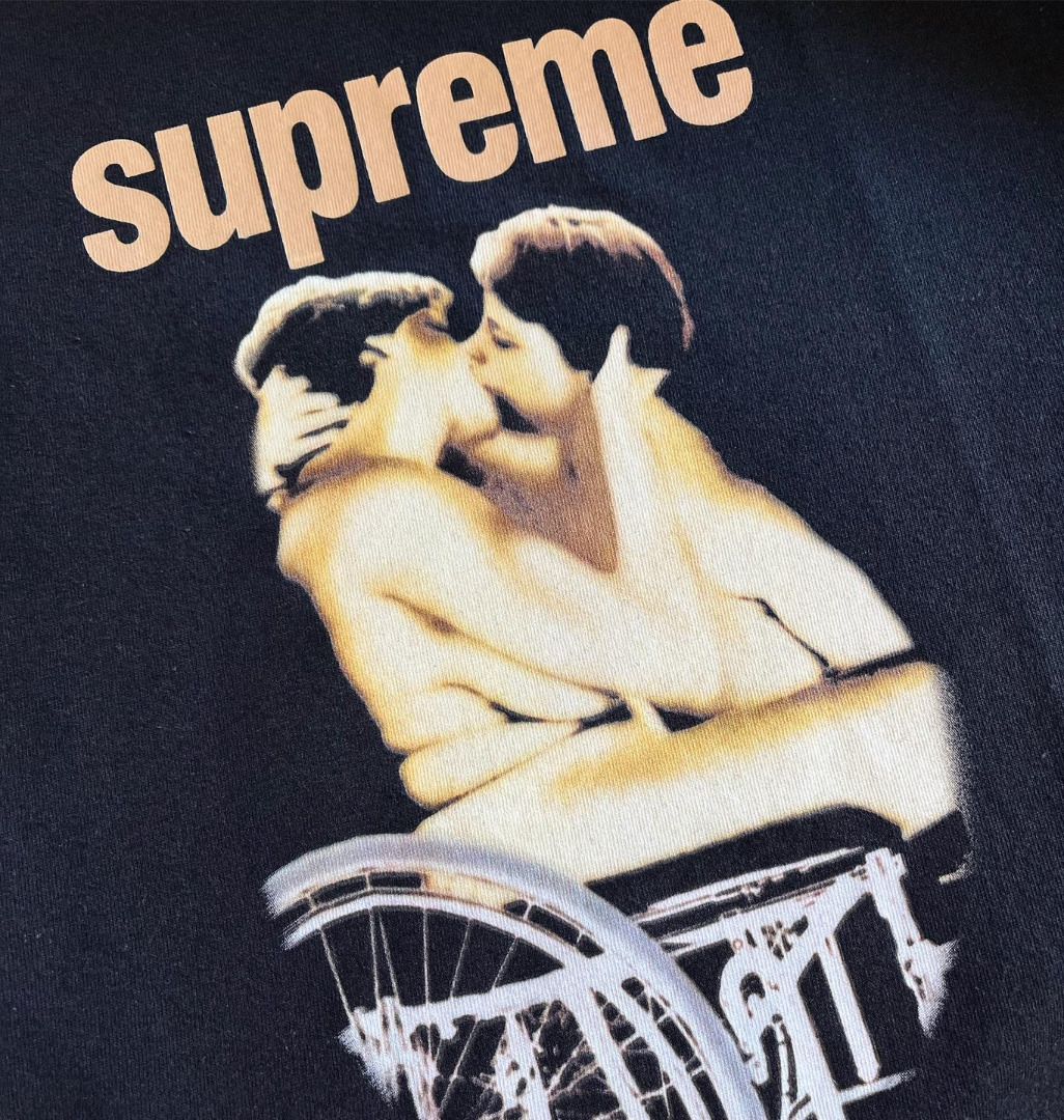 SS23✨ Supreme Kiss Tee T-shirt T恤, 男裝, 上身及套裝, T-shirt