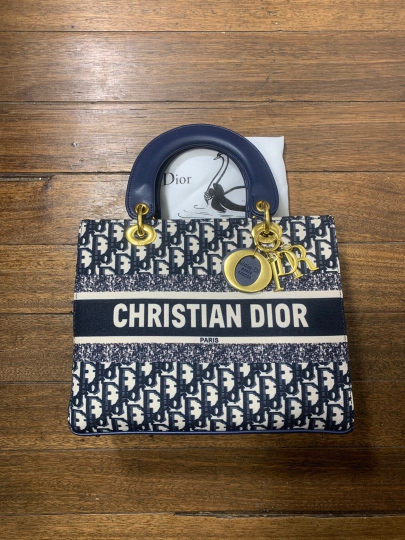 STEAL PRICE! DIOR HAND BAG (Category: Luxury Bags & Wallets) located in Caloocan City. Submitted by rtcledoro (Listing ID 1255342227, Image 2). Description: TOP-GRADE DIOR HANDBAG - once used only (kita naman sa pics sobrang crispy pa) 599 pesos only (negotiable for sure-buyer) mop: via gcash, cod thru borzo or lalamove, and bank transfer meetups: south caloocan only.