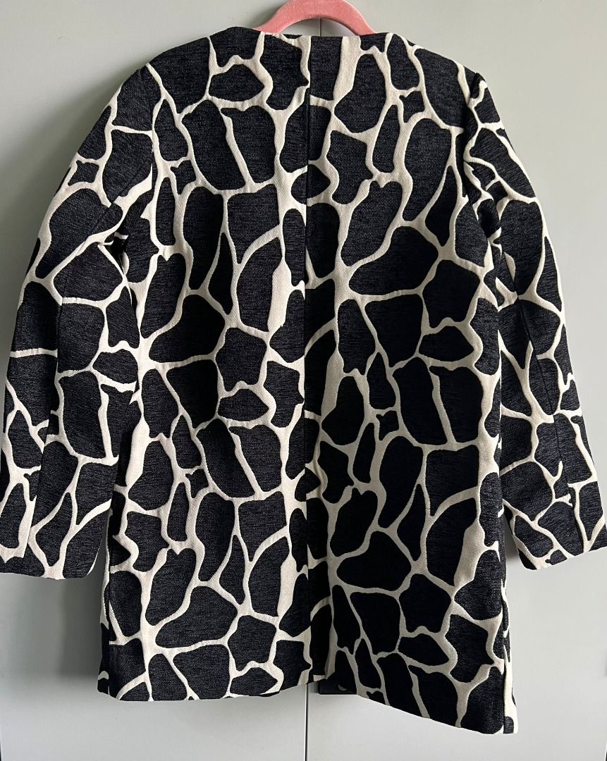 Stylish giraffe pattern autumn winter black and off white long jacket