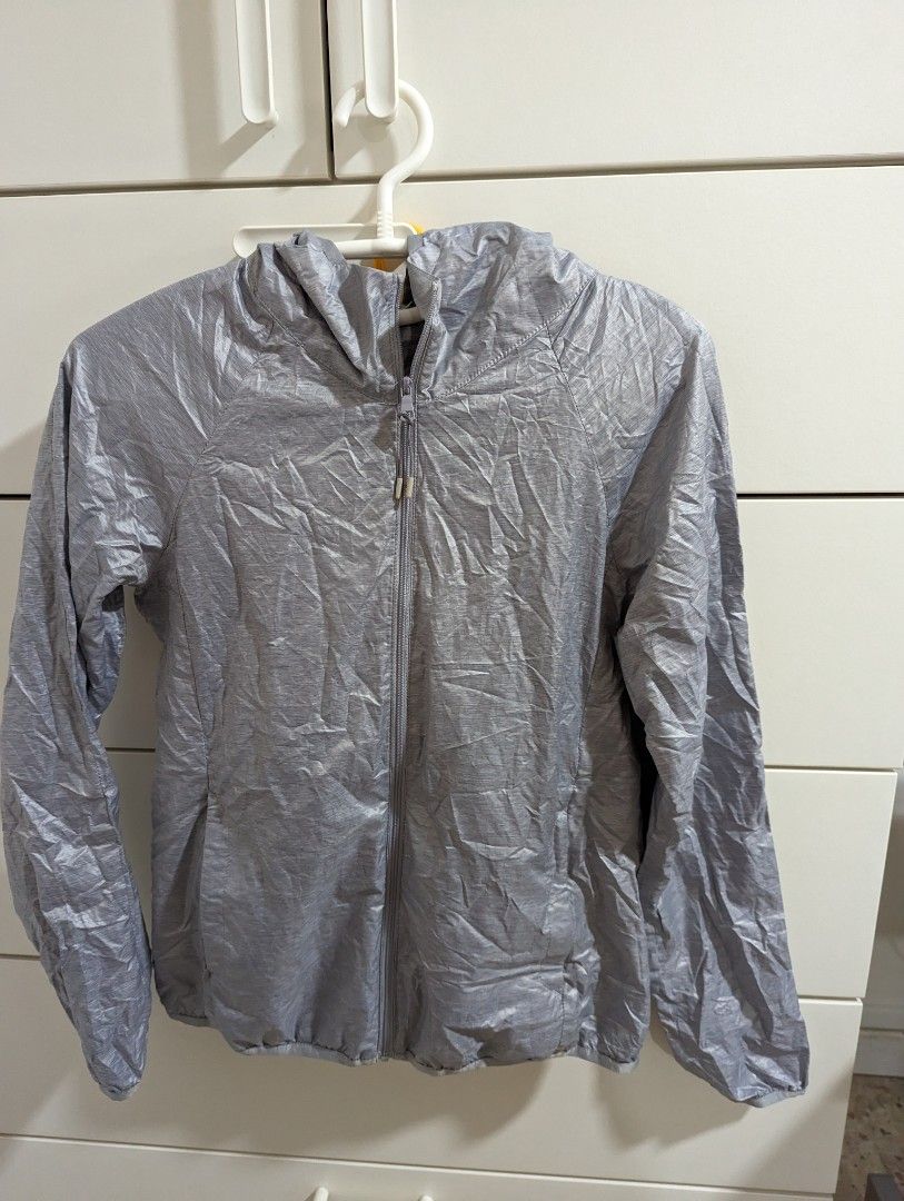 Uniqlo pocketable parka super light and comfy Women s Fashion