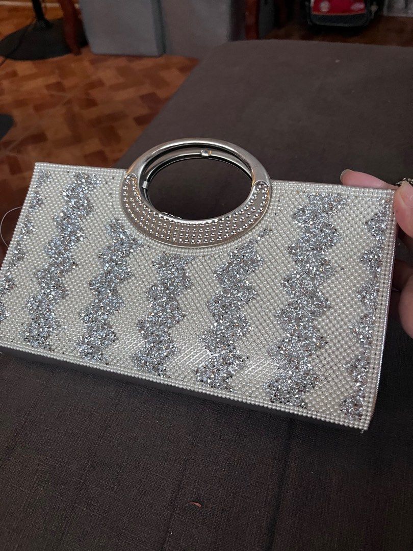 Wedding cluths not use (Category: Clutches) located in San Pablo. Submitted by jjjjkkkkllllou (Listing ID 1255281538, Image 2). Description: .