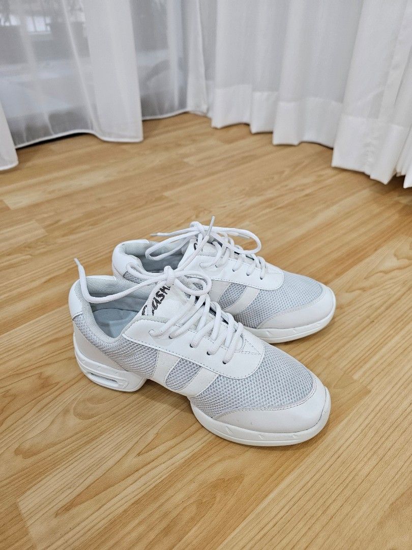 Dance deals sneakers white