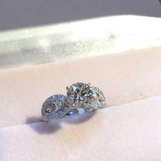 1.47ct Light Brown鑽石+共0.36鑽石戒指18K(750)， 鑽石有比較多瑕疵，不合高要求，建議先看實物。好火夠大睇，合配襯衣服。 港度13號圈