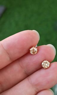 1 CT Solitaire Stud Diamond Earrings
( w/ cert )