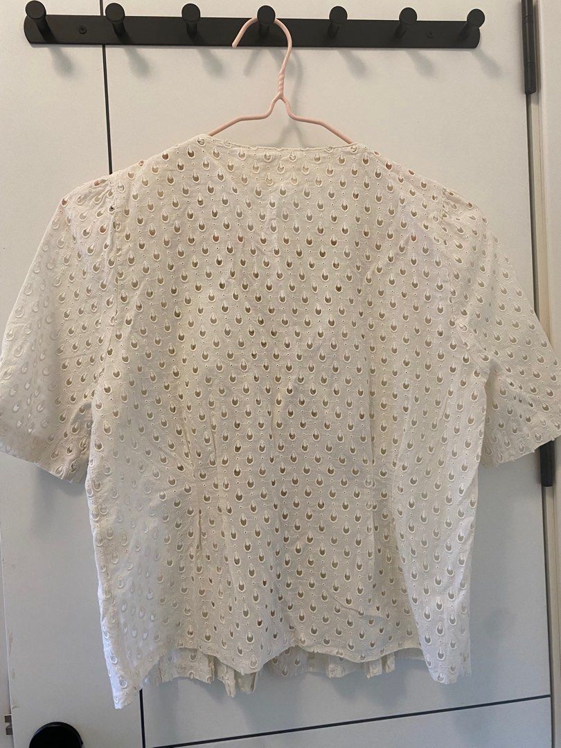 Hollister Lace Trim Henley T-Shirt S size, 女裝, 上衣, 襯衫- Carousell