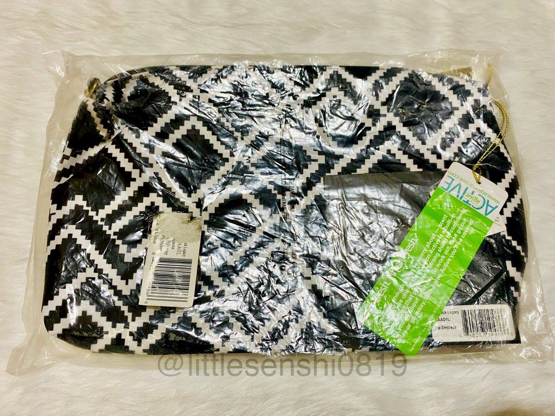 Brand New Jujube Be Quick in Empress (Category: Carriers & Slings) located in Quezon City. Submitted by littlesenshi0819 (Listing ID 1255430399, Image 2). Description: Brand New Jujube Be Quick in Empress. Never opened, only kept in storage. If you are into Old but gold print, then this bag is for you! RFS: Decluttering, too many bags. I love this print! 🐔🐔🐔🙈🙈🙈 ✅ Cash basis only, no layaway ✅ Last price posted ✅ Mine now, pay within 12 hrs 