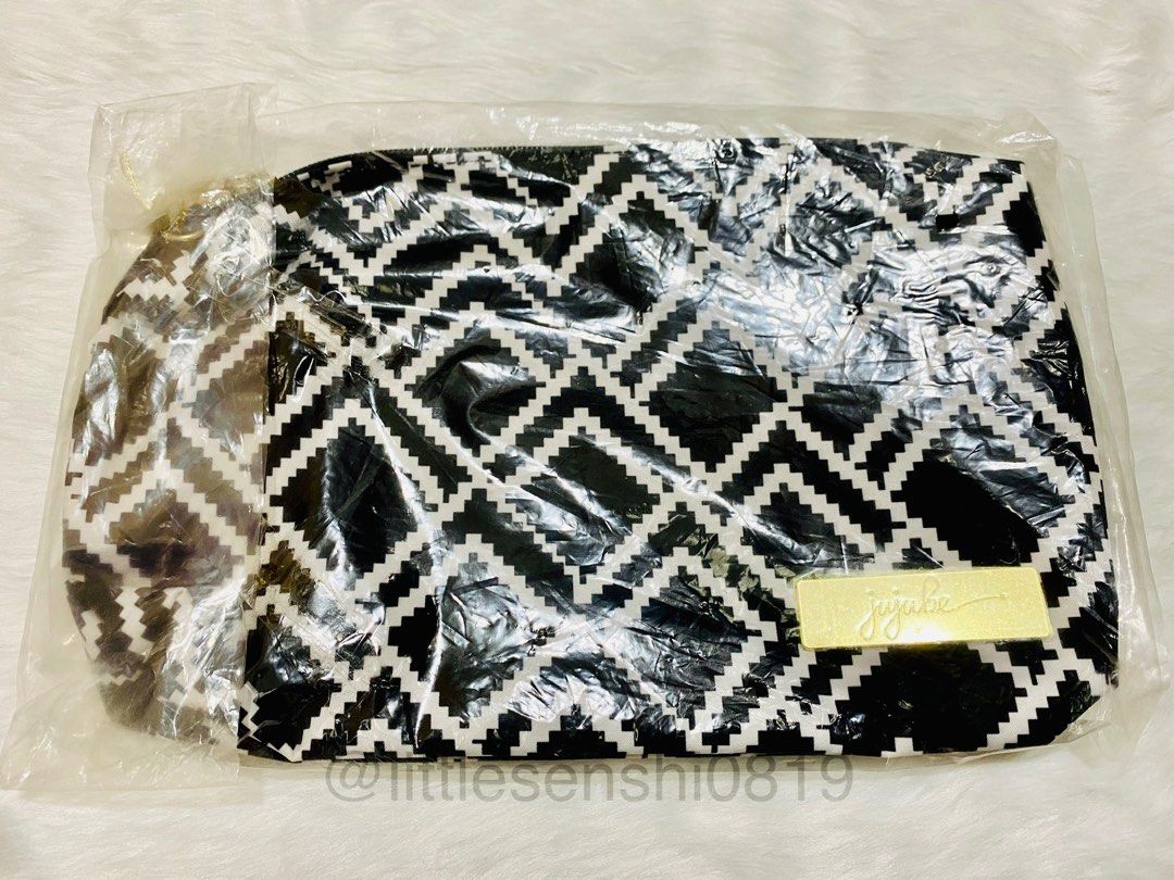 Brand New Jujube Be Quick in Empress (Category: Carriers & Slings) located in Quezon City. Submitted by littlesenshi0819 (Listing ID 1255430399, Image 1). Description: Brand New Jujube Be Quick in Empress. Never opened, only kept in storage. If you are into Old but gold print, then this bag is for you! RFS: Decluttering, too many bags. I love this print! 🐔🐔🐔🙈🙈🙈 ✅ Cash basis only, no layaway ✅ Last price posted ✅ Mine now, pay within 12 hrs 