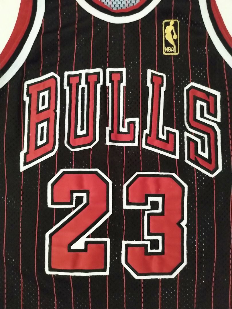 90s Champion Chicago Bulls Michael Jordan Jersey 🏆 fits S/M - hole on  right side - light wear on back print