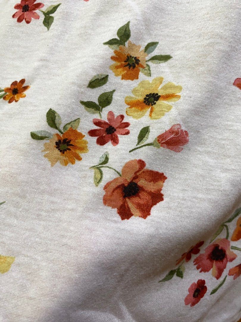 Cream floral long sleeves (Category: Longsleeves) located in Quezon City. Submitted by neselcreme (Listing ID 1255420262, Image 3). Description: Fits XS- S Quarter long sleeves No issue.