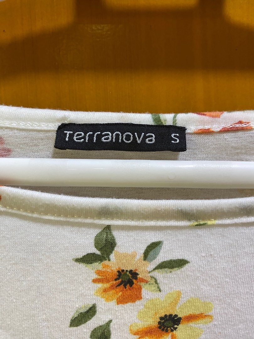 Cream floral long sleeves (Category: Longsleeves) located in Quezon City. Submitted by neselcreme (Listing ID 1255420262, Image 2). Description: Fits XS- S Quarter long sleeves No issue.