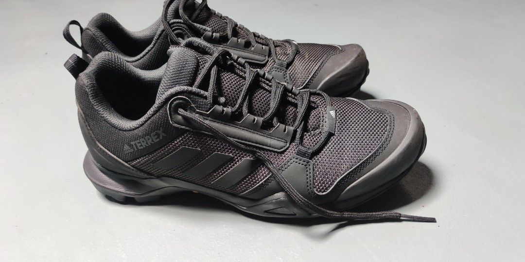 Kasut top hiking adidas