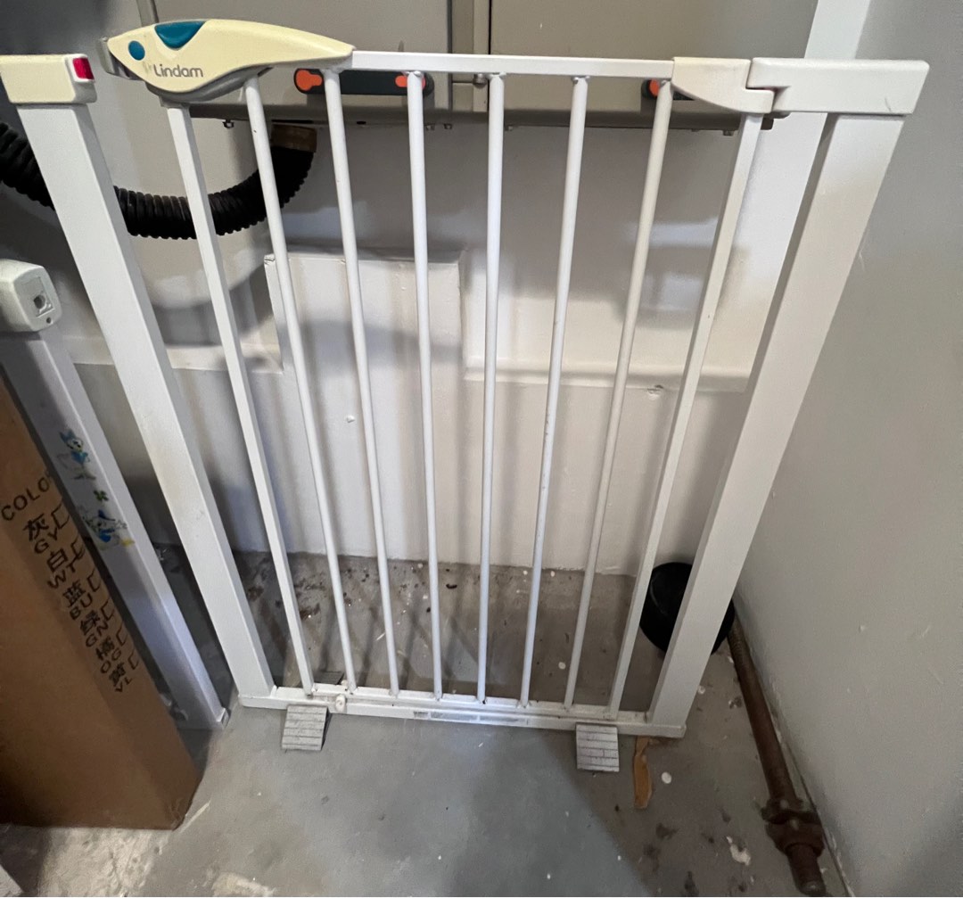 Lindam Baby gates / pets gates, Babies & Kids, Baby Nursery & Kids