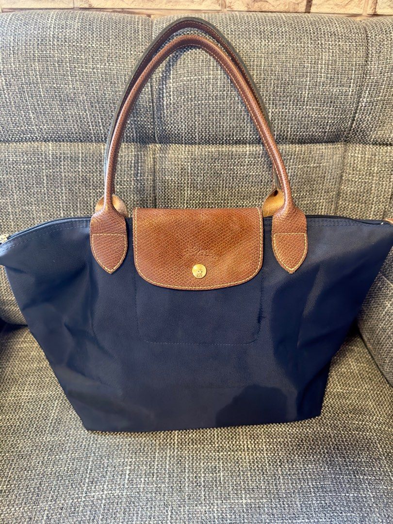 Longchamp le pliage medium long handle (Category: Luxury Bags & Wallets) located in Lipa City. Submitted by kringkring. (Listing ID 1254835066, Image 1). Description: .
