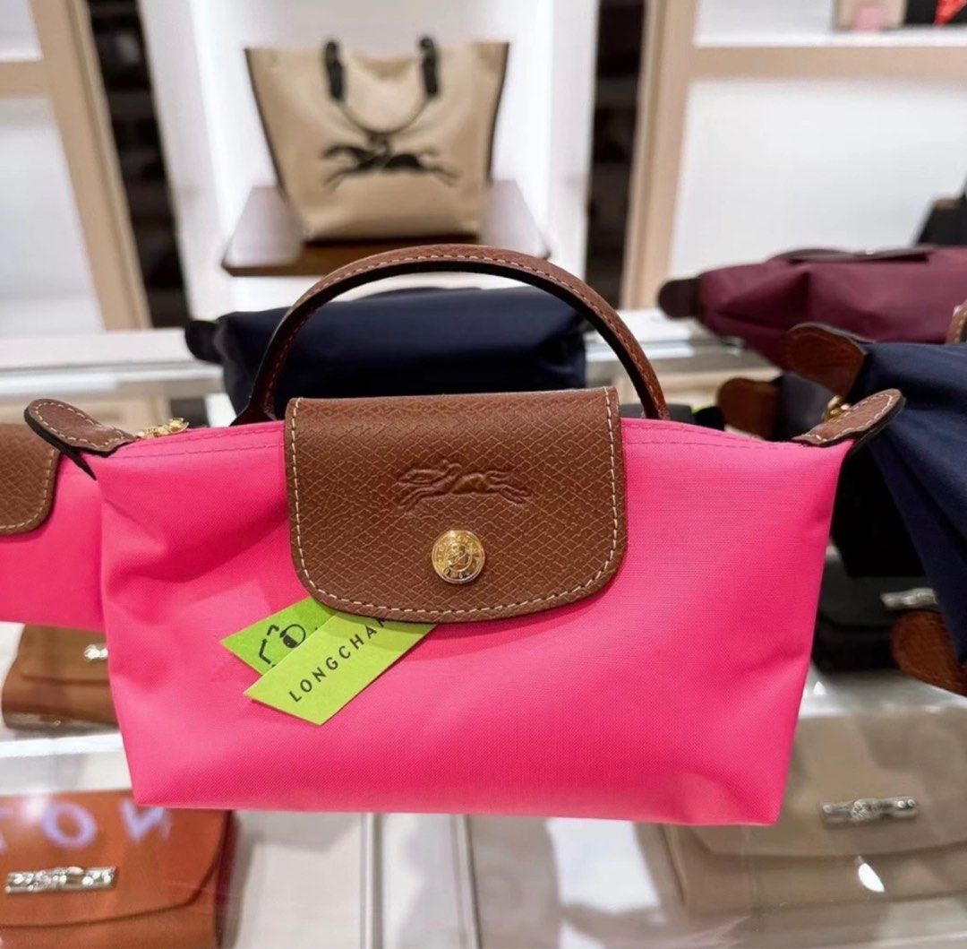 THE BAG REVIEW: LONGCHAMP LE PLIAGE POUCH WITH HANDLE IN GRENADINE