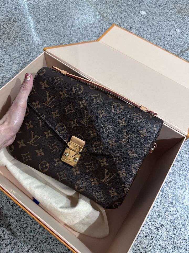 Very very hard to get! Louis Vuitton Duffle Bag Complete set! Receipt today  22 Nov 2018, Barang Mewah, Tas & Dompet di Carousell