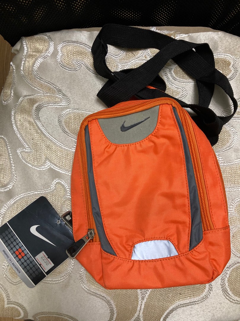 Nike sling bag, 男裝, 袋, 小袋 Carousell