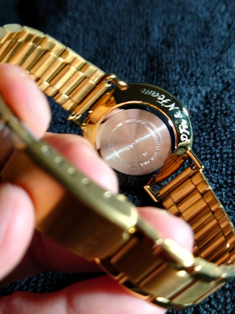 Personalized hand engraving on watches