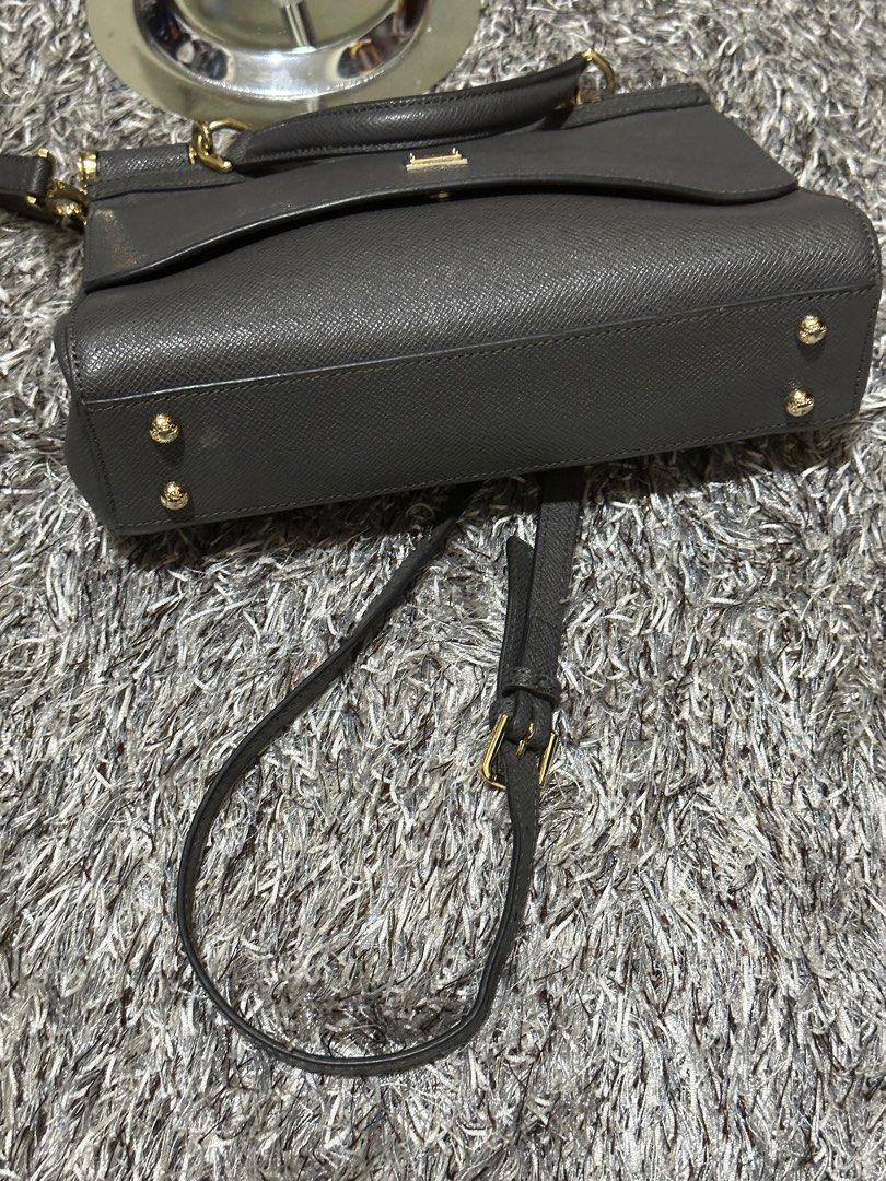 Preloved. D&G 2way (Category: Luxury Bags & Wallets) located in Manila. Submitted by preloved.brand2023 (Listing ID 1255520728, Image 3). Description: Preloved from korea. Minimal sign of use.