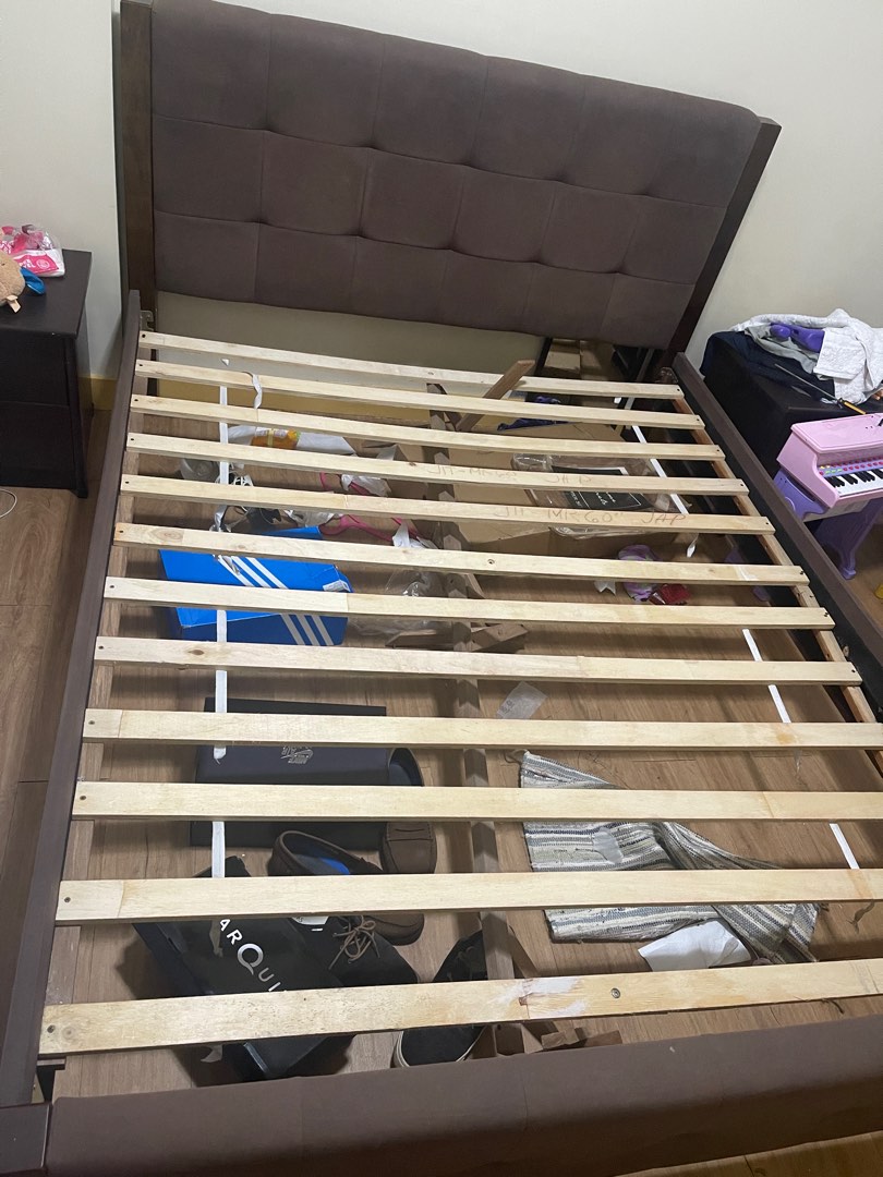 Queen size bed frame easy to assemble/disassemble with elegant