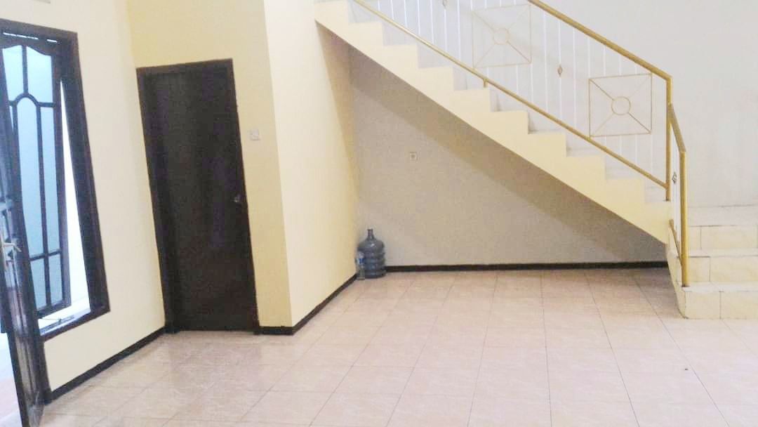 rumah_disewakan_2_lantai_di_pe_1695006334_4521b475_progressive
