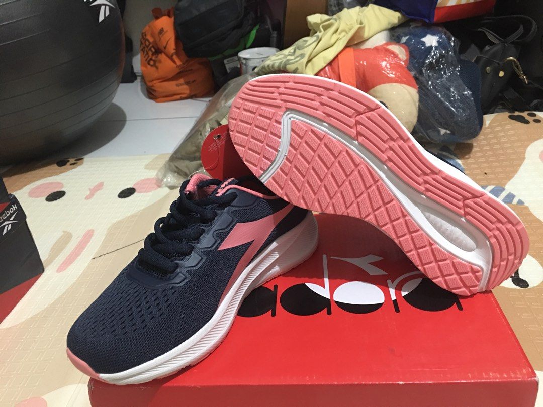 Sepatu Diadora 36