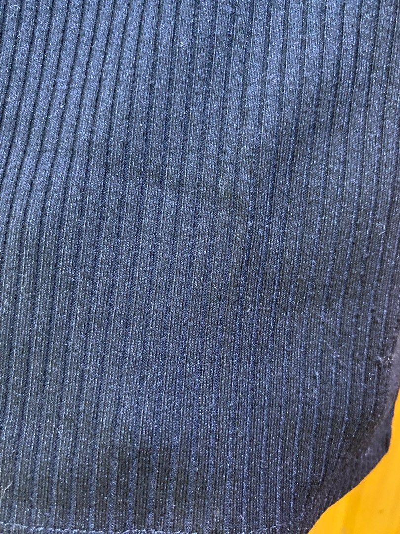 UNIQLO Knitted Shirt (Category: Shirts) located in Quezon City. Submitted by neselcreme (Listing ID 1255421195, Image 3). Description: Bought for 590 (kaya non negotiable na po ang price pls) Never worn 🥲 Decluttering nlng. Fits XS-S, color black.