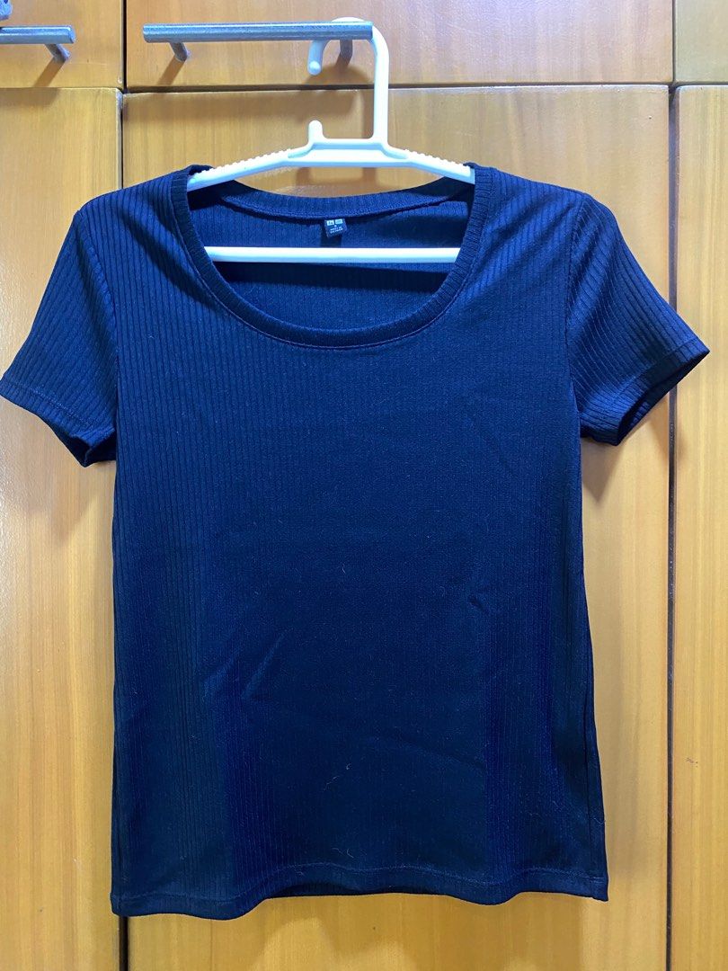 UNIQLO Knitted Shirt (Category: Shirts) located in Quezon City. Submitted by neselcreme (Listing ID 1255421195, Image 1). Description: Bought for 590 (kaya non negotiable na po ang price pls) Never worn 🥲 Decluttering nlng. Fits XS-S, color black.