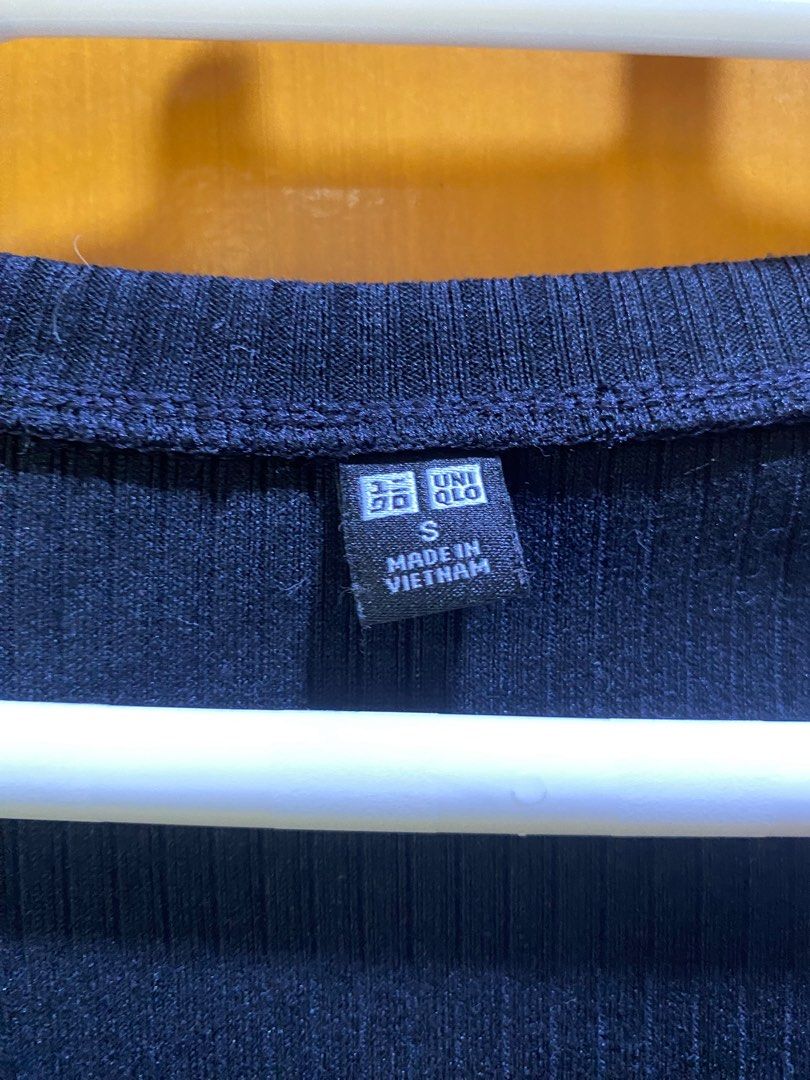UNIQLO Knitted Shirt (Category: Shirts) located in Quezon City. Submitted by neselcreme (Listing ID 1255421195, Image 2). Description: Bought for 590 (kaya non negotiable na po ang price pls) Never worn 🥲 Decluttering nlng. Fits XS-S, color black.
