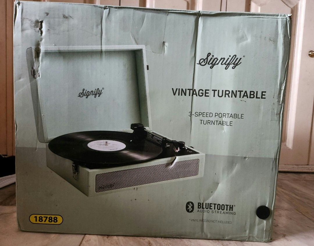 Vintage turn table (Category: Portable Music Players) located in Iloilo. Submitted by julietdev44548 (Listing ID 1255441590, Image 1). Description: need lng ng konting punas to keep the dust away..