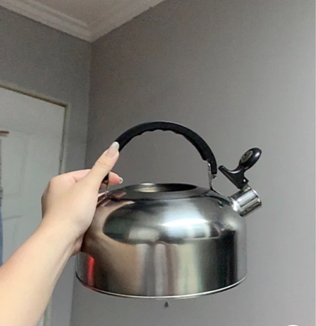 2Litre Whistles Kettle easy handle, TV & Home Appliances, Kitchen