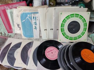 Assorted small vinyl recordings