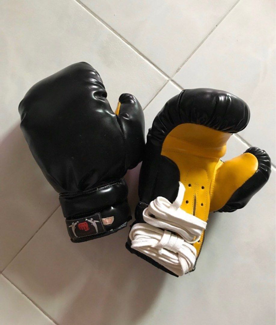 Beautiful and comfortable boxing gloves 10 ozs good for children