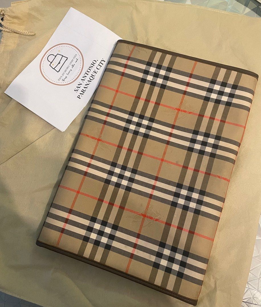 BURBERRY clutch/laptop size (Category: Luxury Bags & Wallets) located in Paranaque City. Submitted by jenniferj97672 (Listing ID 1255598757, Image 2). Description: BURBERRY clutch / laptop size 39cm x 26cm ✅ 10001% Authentic 🥂 ✅ Money back guarantee if proven fake through LEGITGRAILS AND ENTRUPY. 🤝 ✅ OPEN FOR LAYAWAY 💸 Just pay 20% downpayment. 🤝 ⬇️⬇️⬇️⬇️⬇️⬇️⬇️⬇️ Disclaimer: All items are original, luxury pre-owned items. Money back guarantee
