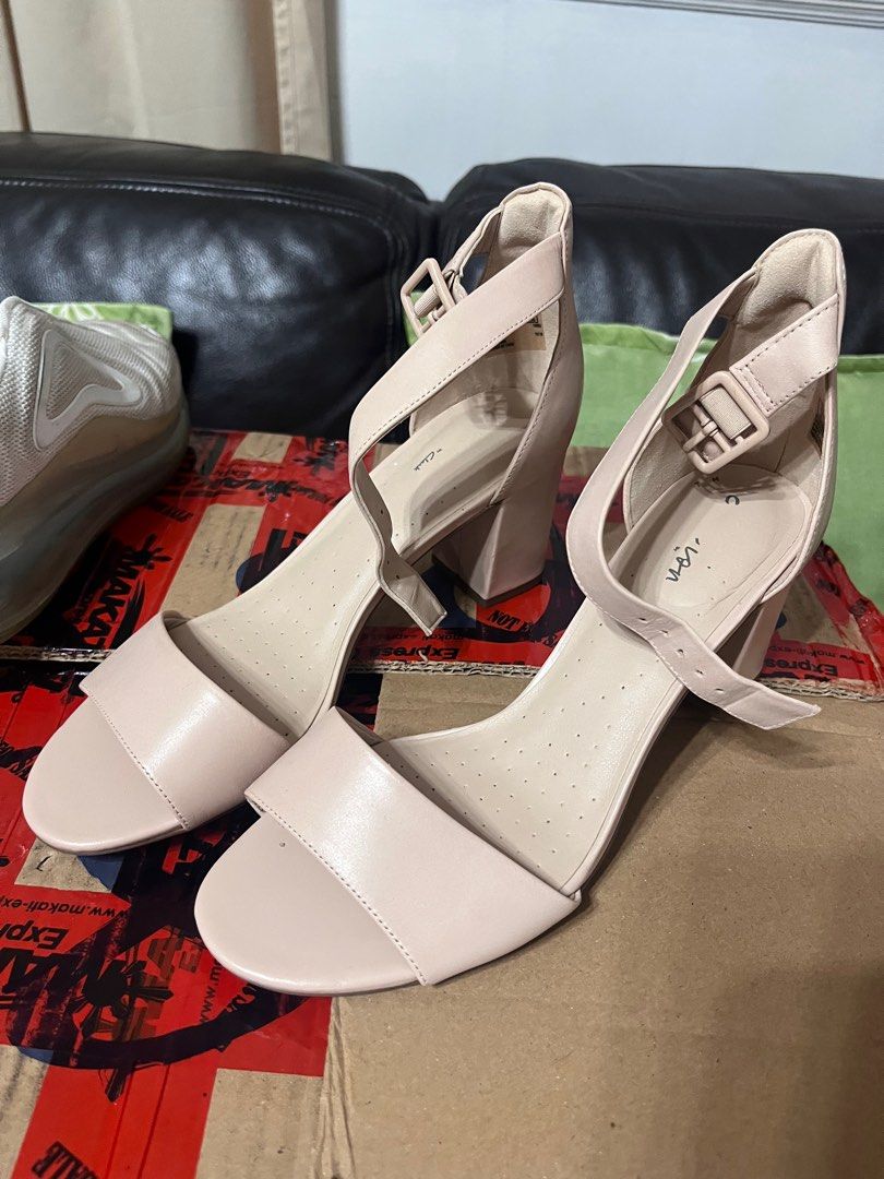 clarks pumps nude