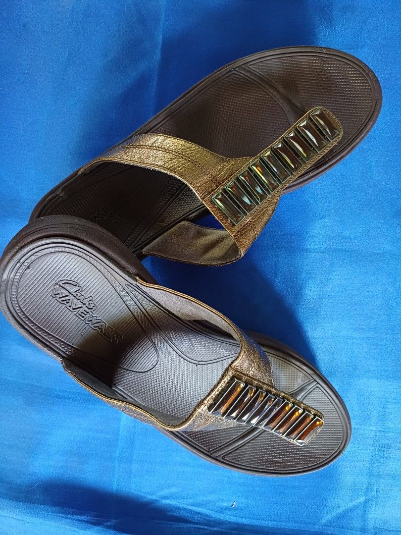 Clarks wavewalk Women s Fashion Footwear Slippers and slides on