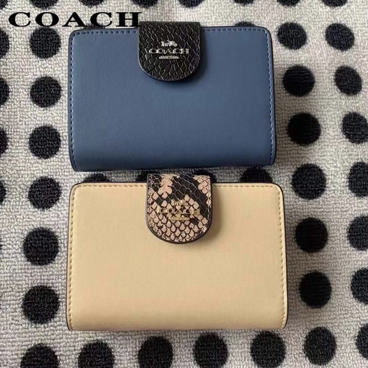 Coach Medium Corner Zip Wallet, Women's Fashion, Bags & Wallets, Wallets &  Card holders on Carousell