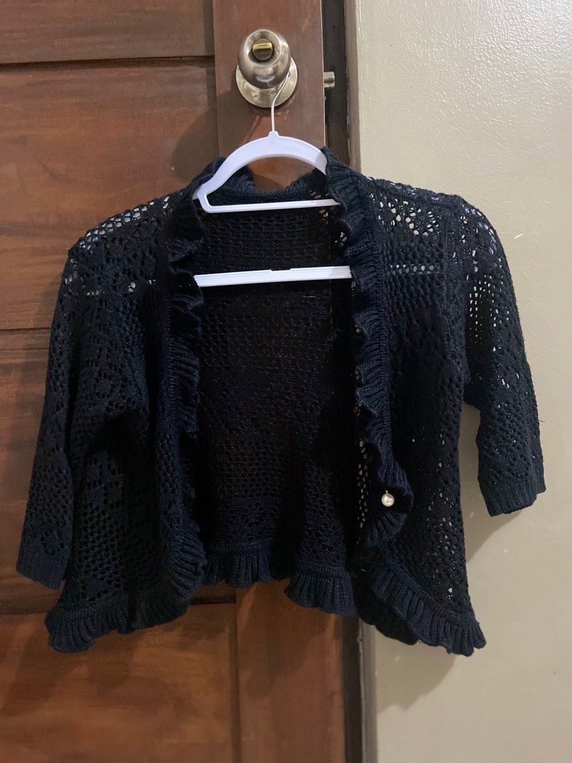 Cropped Crochet (Category: Coats, Jackets and Outerwear) located in Bulacan. Submitted by bebeella (Listing ID 1255669743, Image 2). Description: .